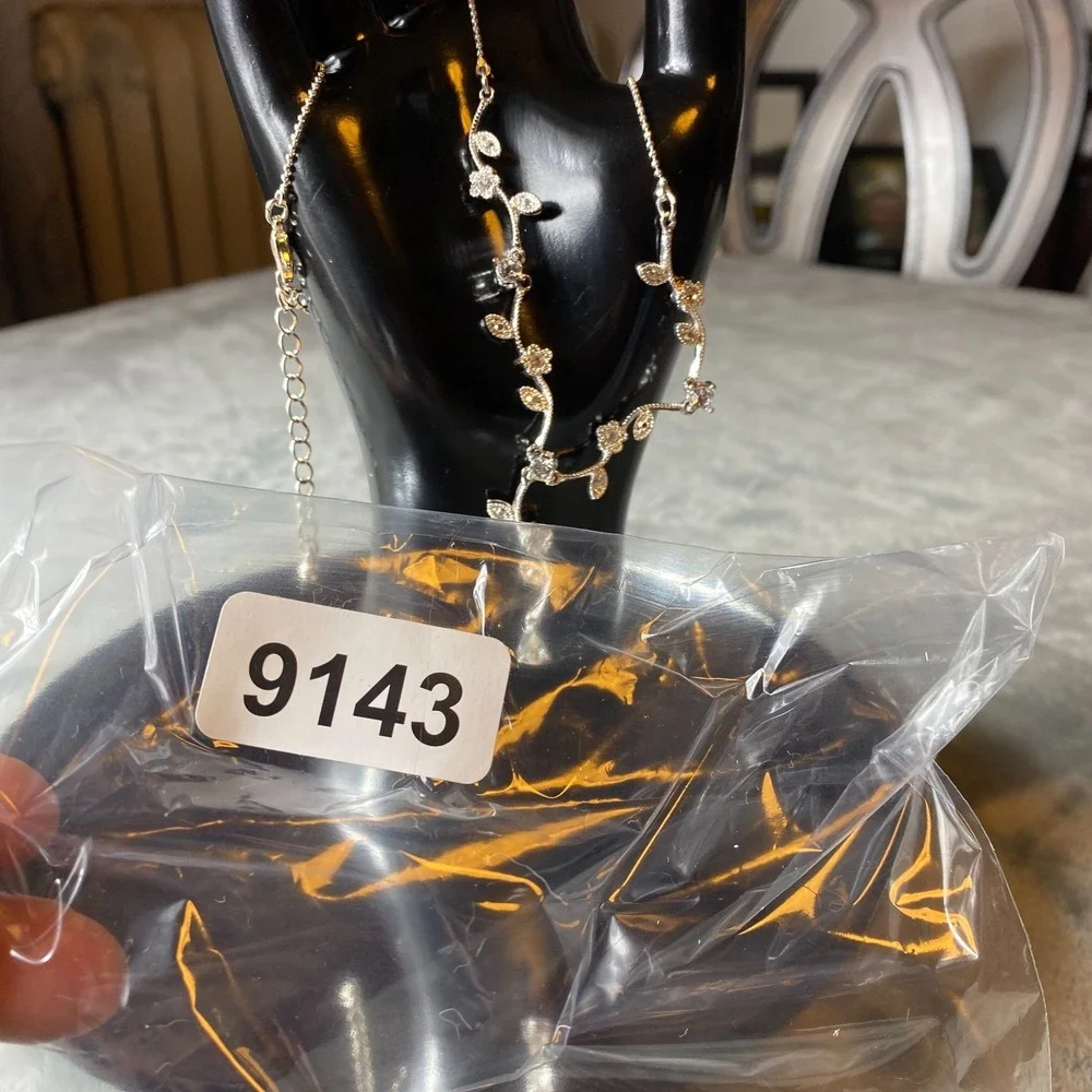 Vintage AVON Silvertone Vine Y-Necklace 18